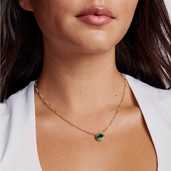 Kendra Scott Bella Gold Short Pendant Necklace in Dark Green Crystal - Picture 2 of 3